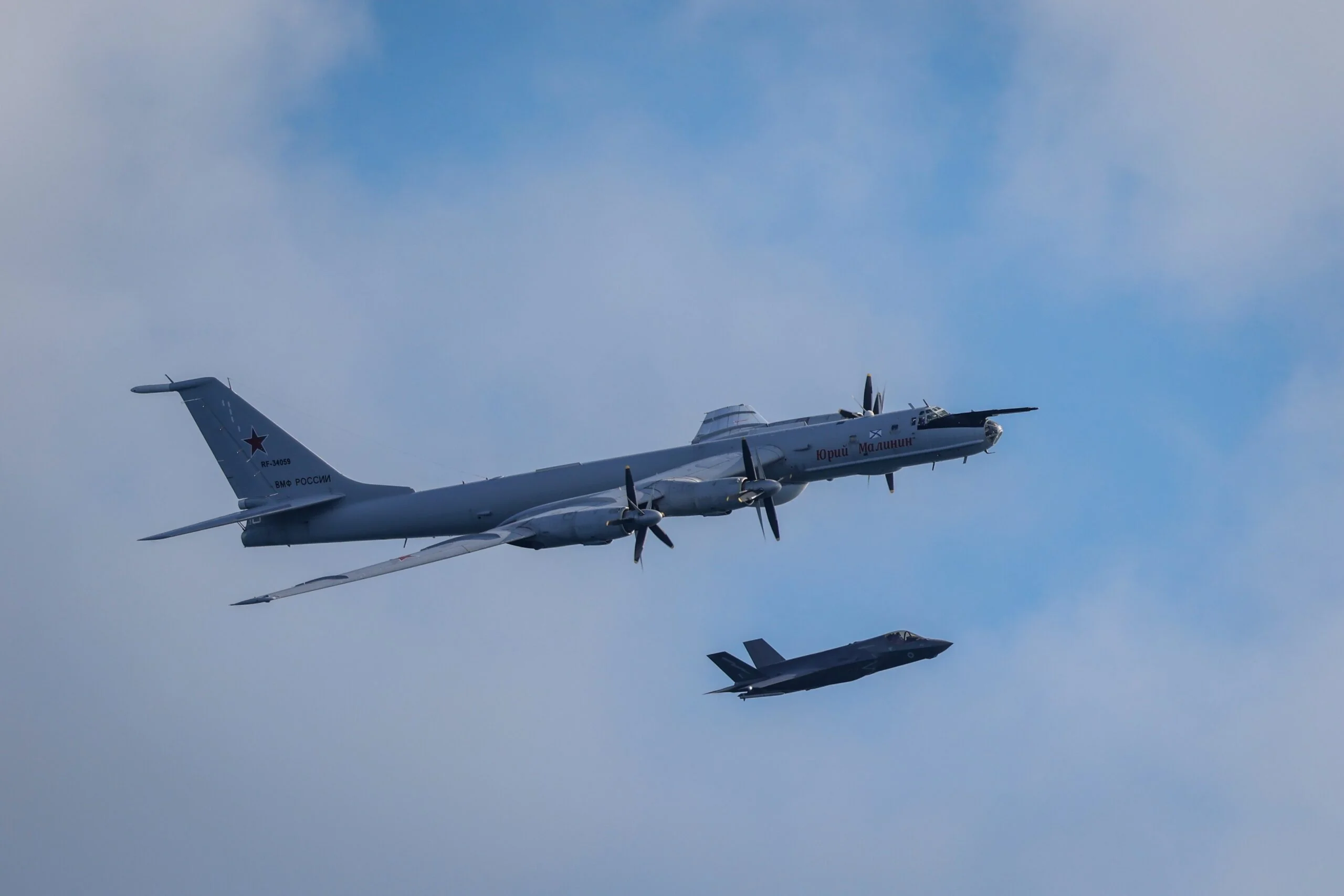 Британский F-35 перехватывает российский Ту-142 над Норвежским морем