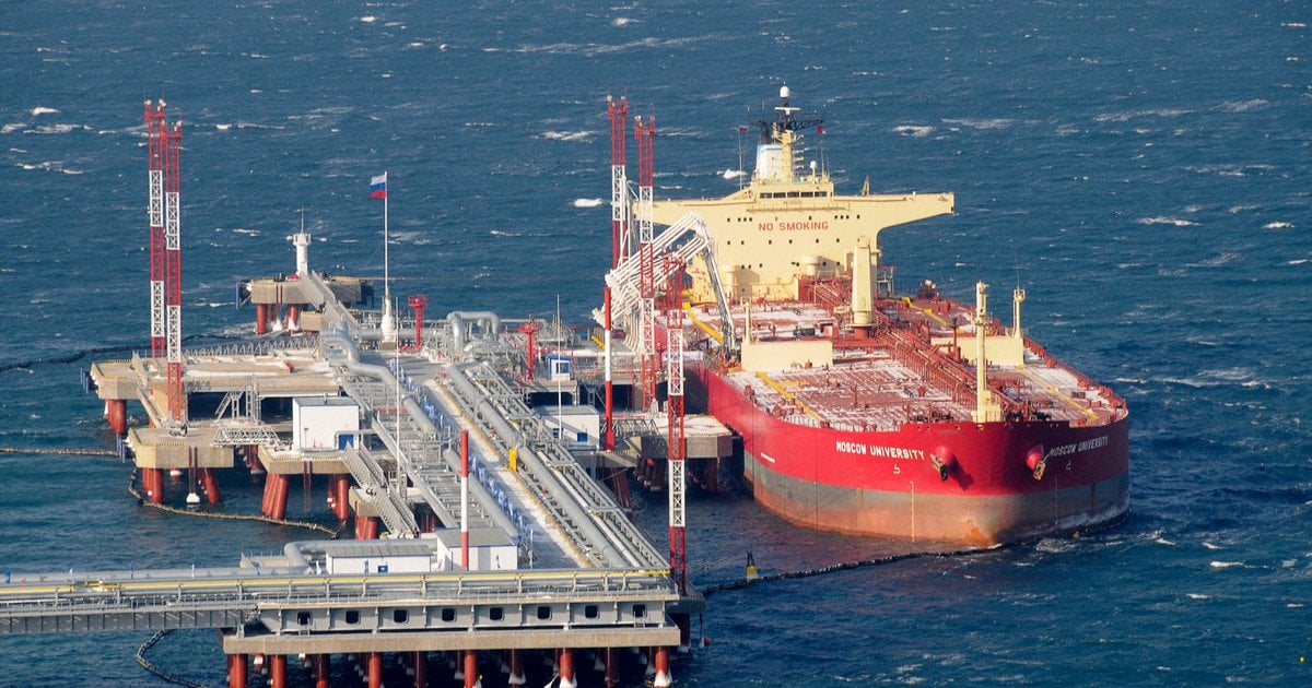 Танкер MERCUR INVESTMENTS загружает российскую нефть у морской платформы