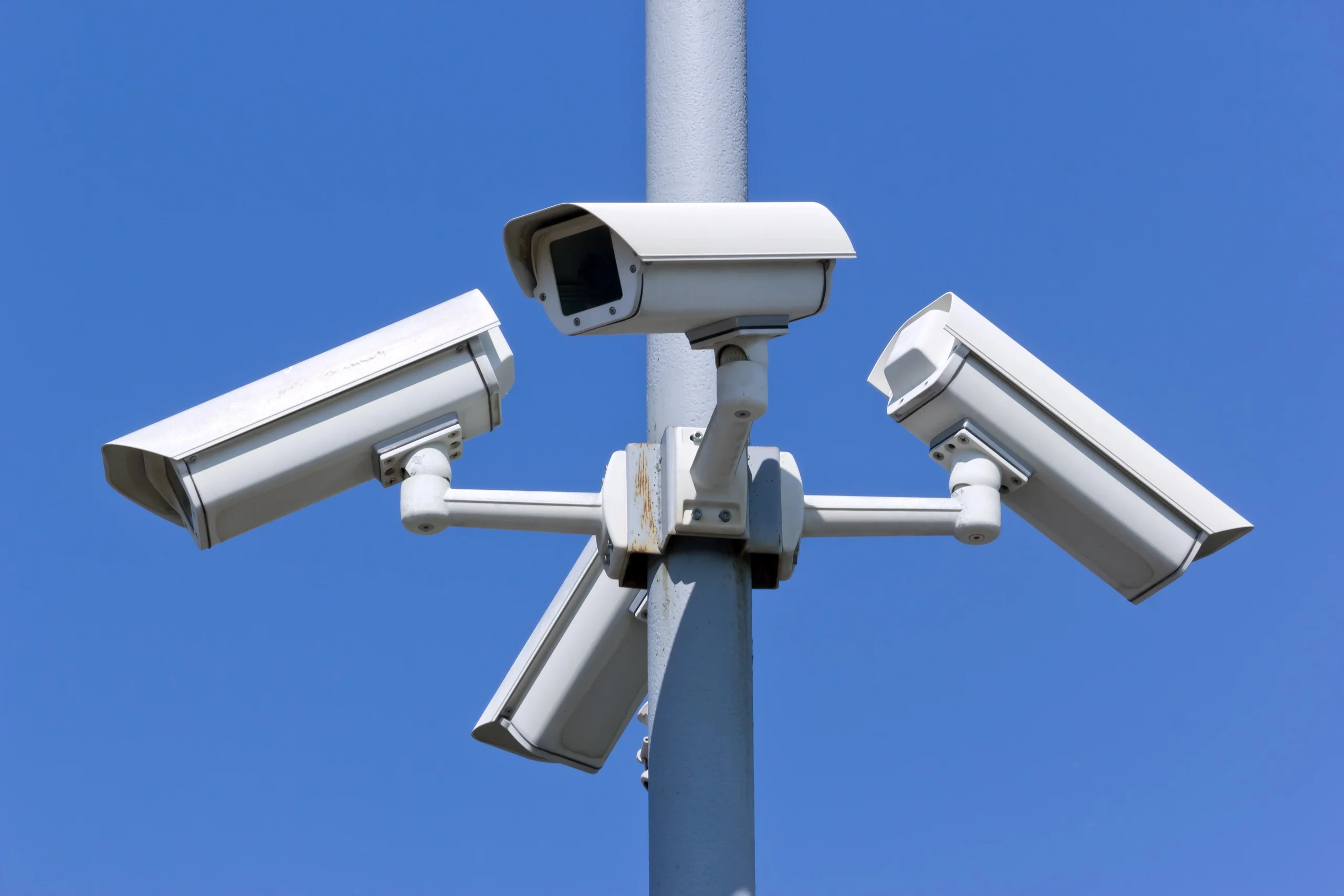 IP-камеры на столбе, взломанные хакерами РФ для слежения за базами НАТО