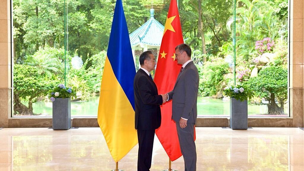 Представители Украины и Китая пожимают руки по поводу мира в Украине