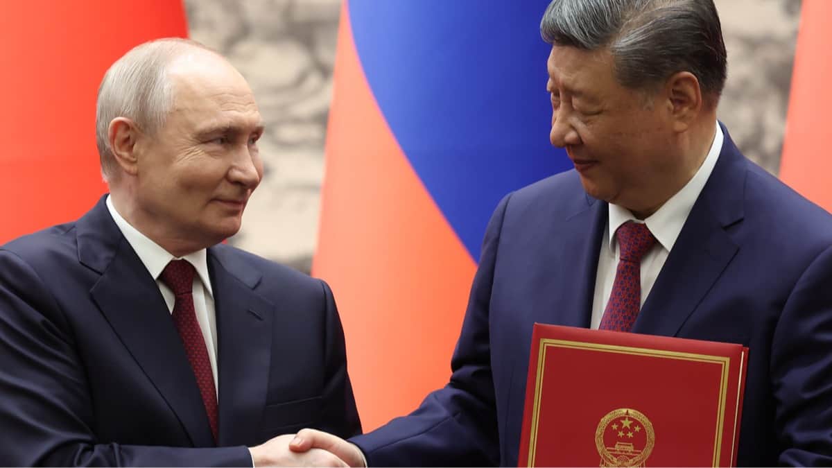 Володимир Путін і Сі Цзіньпін тиснуть руки на зустрічі щодо миру в Україні