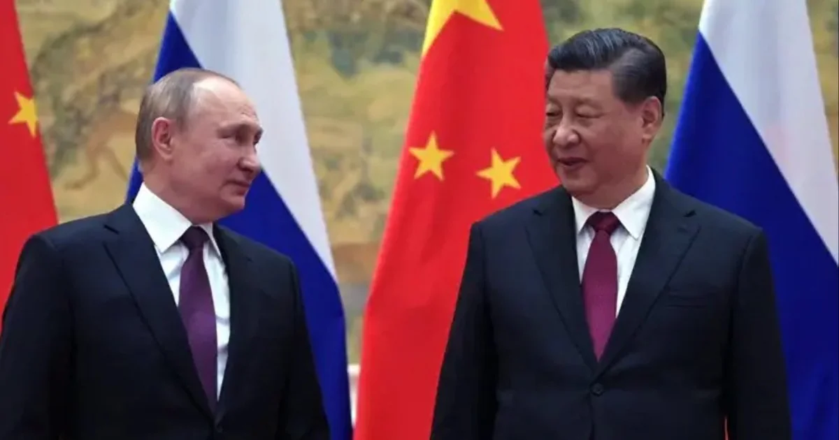 Владимир Путин и Си Цзиньпин на фоне флагов России и Китая