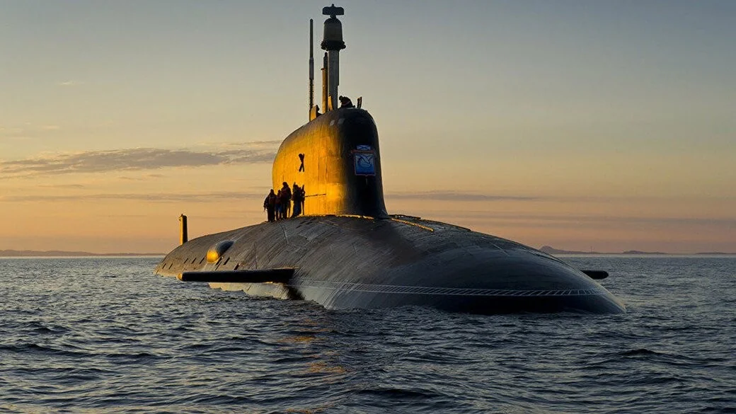 Стратегічний ядерний підводний човен ВМФ Росії в морі на світанку