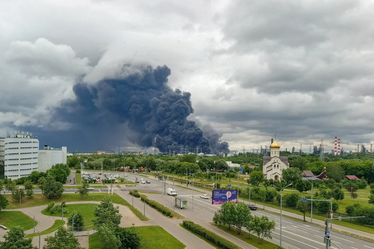 Густой чёрный дым над Москвой после массированной атаки дронов