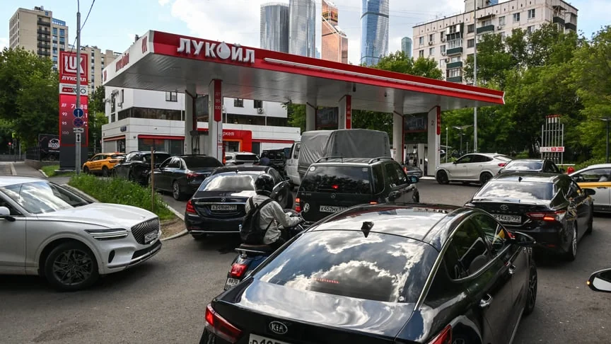 Черги автомобілів на АЗС Лукойл через кризу пального в Росії