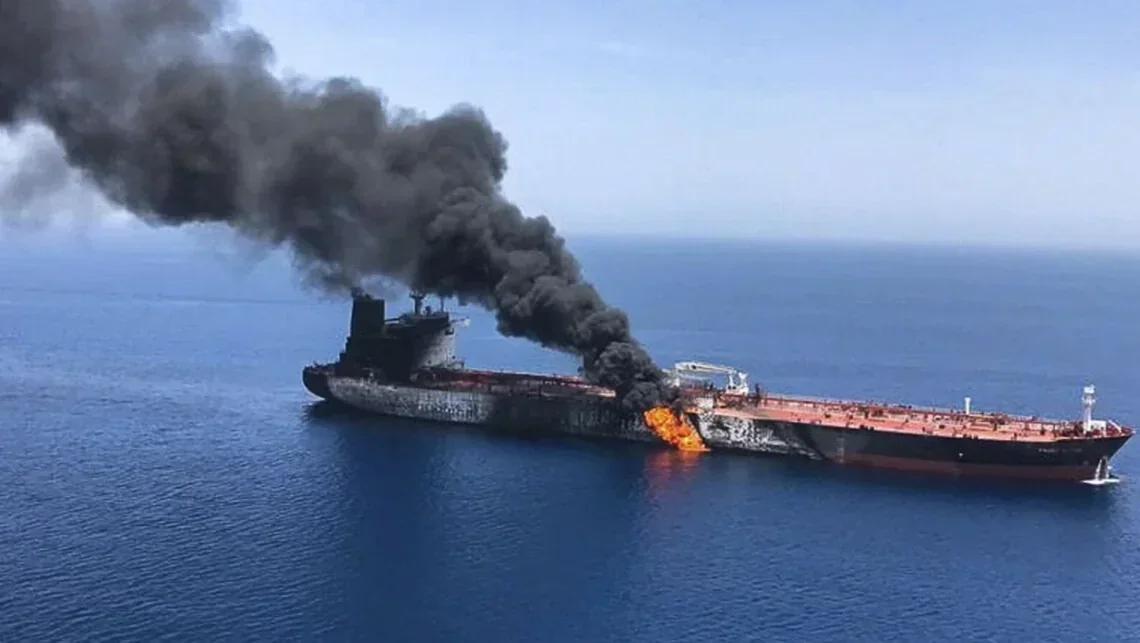 Повреждённое российское судно горит в море после атаки украинских беспилотников