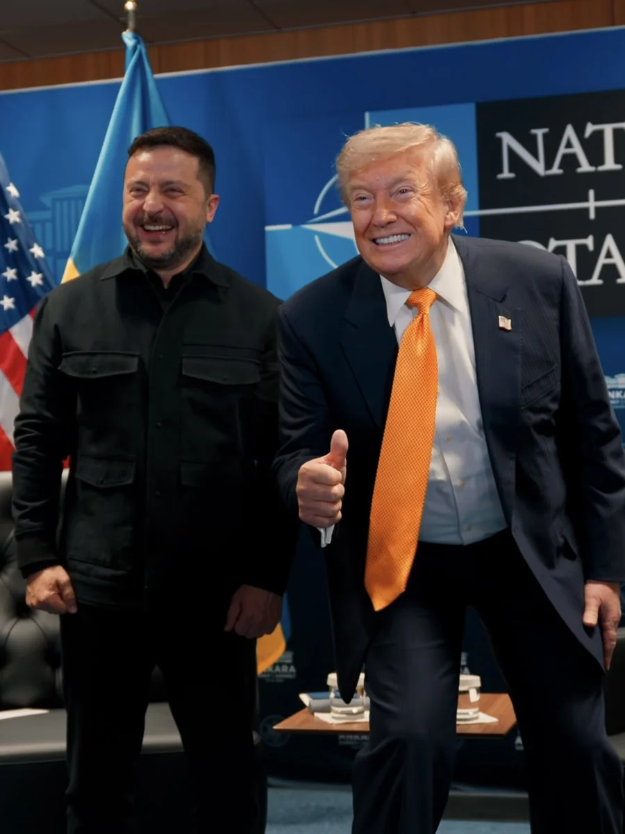 Зеленський і Трамп посміхаються, Трамп показує великий палець вгору
